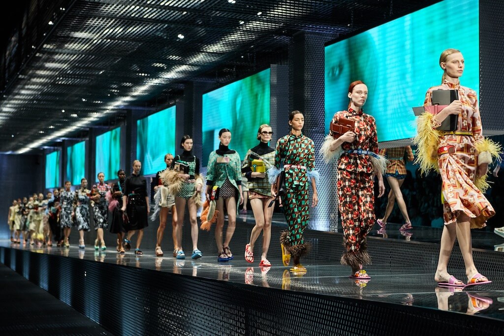 prada-womens-ss17-fashion-show-parade_03