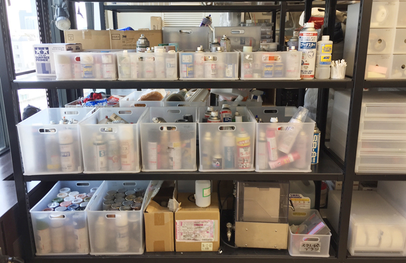 整个房间里有序的排列着各种材料和工具