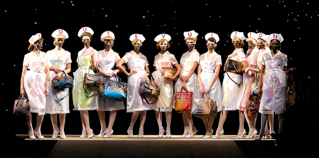 Nurses du Defile Femme Printemps-Ete 2008 portant les sacs de la
