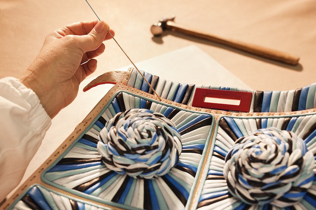 04_Anna dello Russo_Peekaboo making of_sewing of the back details