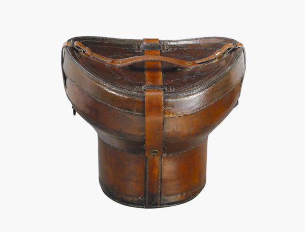 Boite a chapeau haut-de-forme en cuir de vache naturel, XIXe siecle.