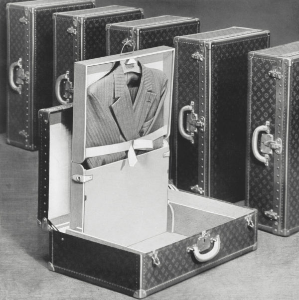 Porte-habits armoire en toile Monogram, photographie publicitaire parue dans L’Illustration, 1929.