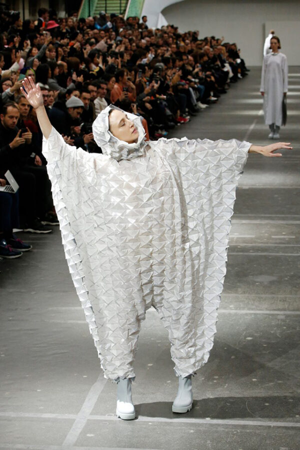 issey-miyake-autumn-winter-2020-fashion-show-milan_dezeen_2364_col_9-852×1278